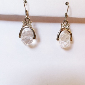 Áttetsző csiszolt gyöngy strasszos fémkeretben - ékszer - fülbevaló - lógós kerek fülbevaló - Meska.hu