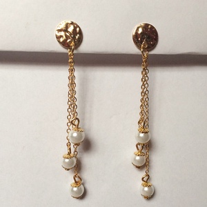 Arany színű fehér gyöngy lógó fülbevaló beszúrós - ékszer - fülbevaló - lógó fülbevaló - Meska.hu