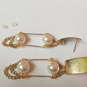 Art Deco stílusú modern fülbevaló fehér gyöngy arany szín - Meska.hu