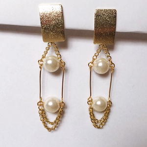 Art Deco stílusú modern fülbevaló fehér gyöngy arany szín - ékszer - fülbevaló - lógó fülbevaló - Meska.hu