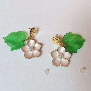 Tavaszváró rózsaszín virág zöld levél fülbevaló - Meska.hu