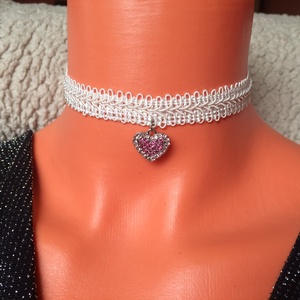 Fehér csipke choker nyakpánt nyakék köves szív medál - ékszer - nyaklánc - medálos nyaklánc - Meska.hu