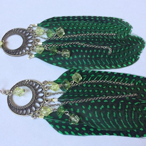 Zöld pettyes fülbevaló gyöngyös függőkkel  - ékszer - fülbevaló - rojtos fülbevaló - Meska.hu