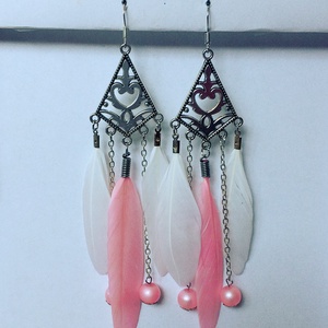 Rózsaszín -fehér tollas fülbevaló gyöngy függőkkel  - ékszer - fülbevaló - rojtos fülbevaló - Meska.hu