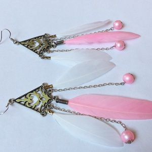 Rózsaszín -fehér tollas fülbevaló gyöngy függőkkel  - ékszer - fülbevaló - rojtos fülbevaló - Meska.hu