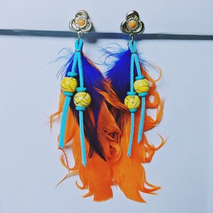 Kék narancs sárga tollas fülbevaló gyöngy függőkkel  - ékszer - fülbevaló - rojtos fülbevaló - Meska.hu