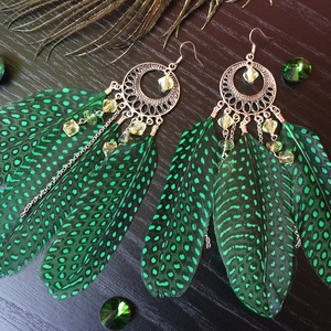 Libbenő pihék- Zöld toll fülbevaló gyöngyös függőkkel  - Meska.hu