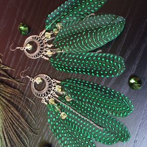 Libbenő pihék- Zöld toll fülbevaló gyöngyös függőkkel  - ékszer - fülbevaló - rojtos fülbevaló - Meska.hu