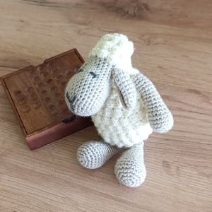 Alvó horgolt bárány - Meska.hu