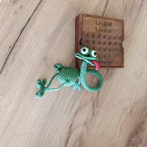 Horgolt béka táskadísz - táska & tok - kulcstartó & táskadísz - táskadísz - Meska.hu