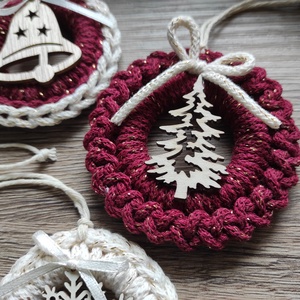 Horgolt karácsonyfadísz szett bordó-natúr színben - karácsony - karácsonyi lakásdekoráció - karácsonyfadíszek - Meska.hu