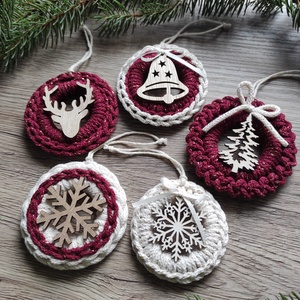 Horgolt karácsonyfadísz szett bordó-natúr színben - karácsony - karácsonyi lakásdekoráció - karácsonyfadíszek - Meska.hu