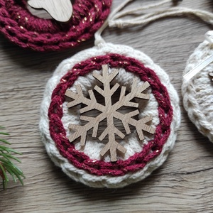 Horgolt karácsonyfadísz szett bordó-natúr színben - karácsony - karácsonyi lakásdekoráció - karácsonyfadíszek - Meska.hu
