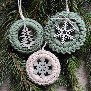 Horgolt karácsonyfadísz szett bézs-eukaliptusz színben - karácsony - karácsonyi lakásdekoráció - karácsonyfadíszek - Meska.hu