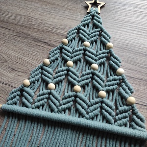 Makramé karácsonyfa (babér színben) - karácsony - karácsonyi lakásdekoráció - karácsonyi lakásdíszek - Meska.hu