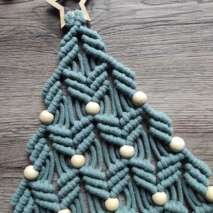 Makramé karácsonyfa (babér színben) - karácsony - karácsonyi lakásdekoráció - karácsonyi lakásdíszek - Meska.hu