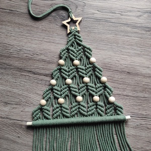 Makramé karácsonyfa ( eukaliptusz színben ), Karácsony, Karácsonyi lakásdekoráció, Karácsonyi lakásdíszek, Csomózás, MESKA