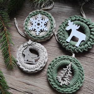 Horgolt karácsonyfadísz szett bézs-eukaliptusz színben - karácsony - karácsonyi lakásdekoráció - karácsonyfadíszek - Meska.hu