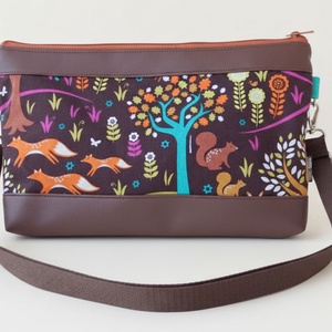 Erdőmese kis crossbody táska, Táska & Tok, Variálható táska, Varrás, Barna textilbőr és mesés pamutvászon kombinációjából készült ez a táska, amit lehet hordani vállon,..., MESKA