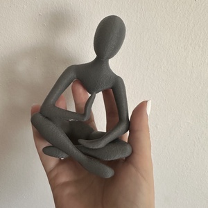 Meditáló figura  modern, minimalista 3D nyomtatott szobor - otthon & életmód - dekoráció - asztal és polc dekoráció - asztaldísz - Meska.hu