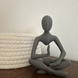 Meditáló figura  modern, minimalista 3D nyomtatott szobor - otthon & életmód - dekoráció - asztal és polc dekoráció - asztaldísz - Meska.hu