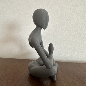 Meditáló figura  modern, minimalista 3D nyomtatott szobor - otthon & életmód - dekoráció - asztal és polc dekoráció - asztaldísz - Meska.hu