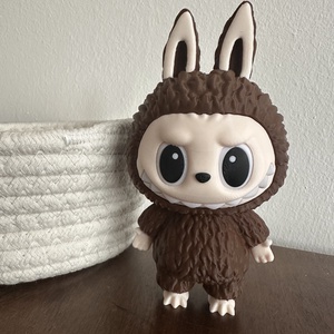 Labubu stílusú 3D nyomtatott figura (egyedi színben is kérhető) - kellékek & szerszámok - dekorációs kellékek - figurák - Meska.hu