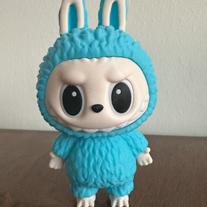 Labubu stílusú 3D nyomtatott figura (egyedi színben is kérhető) - kellékek & szerszámok - dekorációs kellékek - figurák - Meska.hu