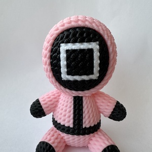  Squid Game őr - 3D nyomtatott figura - otthon & életmód - dekoráció - asztal és polc dekoráció - asztaldísz - Meska.hu