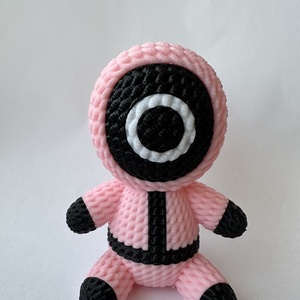  Squid Game őr - 3D nyomtatott figura - otthon & életmód - dekoráció - asztal és polc dekoráció - asztaldísz - Meska.hu