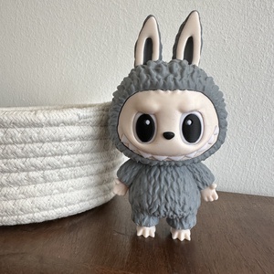Labubu stílusú 3D nyomtatott figura (egyedi színben is kérhető) - kellékek & szerszámok - dekorációs kellékek - figurák - Meska.hu