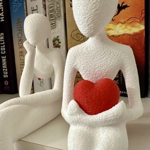 Három ülő szobor szívvel - polcdísz - otthon & életmód - dekoráció - asztal és polc dekoráció - asztaldísz - Meska.hu Három ülő szobor szívvel - polcdísz - otthon & életmód - dekoráció - asztal és polc dekoráció - asztaldísz - Meska.hu