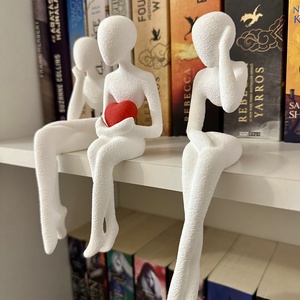 Három ülő szobor szívvel - polcdísz - otthon & életmód - dekoráció - asztal és polc dekoráció - asztaldísz - Meska.hu Három ülő szobor szívvel - polcdísz - otthon & életmód - dekoráció - asztal és polc dekoráció - asztaldísz - Meska.hu