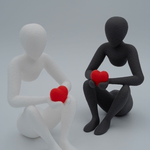 Modern szívet tartó emberalak � minimalista absztrakt szobor, Otthon & Életmód, Dekoráció, Asztal és polc dekoráció, Asztaldísz, Mindenmás, MESKA