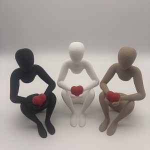 Modern szívet tartó emberalak - Meska.hu