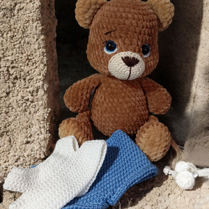 Horgolt plüss maci nadrágban - játék & sport - plüssállat & játékfigura - maci - Meska.hu