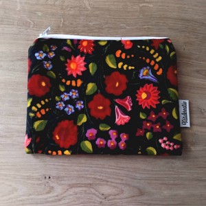 Mosható betét tartó fekete alapon virágok, , , Diszkréten tárolhatod a betéteidet a menstruációd napjaiban ebben a szép és praktikus tartóban. Mér..., MESKA