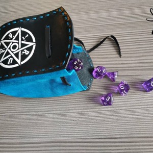 M.A.G.U.S. szimbólumos kockatartó szütyő - KÉK - játék & sport - táblajáték és kártyajáték - társasjátékok - dobókocka - Meska.hu