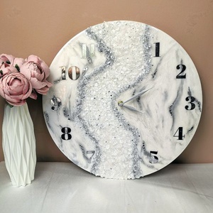 Márványmintás, üveggel díszített falióra - Epoxi, epoxy gyanta, műgyanta - Gyantacsodák - otthon & életmód - dekoráció - fali és függő dekoráció - falióra & óra - Meska.hu