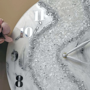 Márványmintás, üveggel díszített falióra - Epoxi, epoxy gyanta, műgyanta - Gyantacsodák - otthon & életmód - dekoráció - fali és függő dekoráció - falióra & óra - Meska.hu