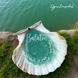 ÉKSZERTARTÓ BALATON MINTÁVAL - VALÓDI ÓRIÁSKAGYLÓ GYŰRŰTARTÓ 2 - GYANTACSODÁK, Otthon & Életmód, Dekoráció, Asztal és polc dekoráció, Asztaldísz, Mindenmás, 100% kézműves - 100% különleges

Minden egyes darab a saját stílusommal rendelkezik, és a gyanta eg..., MESKA