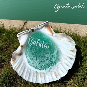 ÉKSZERTARTÓ BALATON MINTÁVAL - VALÓDI ÓRIÁSKAGYLÓ GYŰRŰTARTÓ 3 - GYANTACSODÁK, Otthon & Életmód, Dekoráció, Asztal és polc dekoráció, Asztaldísz, Mindenmás, 100% kézműves - 100% különleges

Minden egyes darab a saját stílusommal rendelkezik, és a gyanta eg..., MESKA