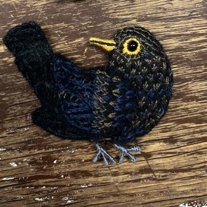 Hímzett madár kitűzők - ékszer - kitűző és bross - Meska.hu