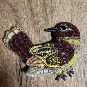 Hímzett madár kitűzők - Meska.hu