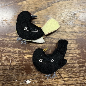 Hímzett madár kitűzők - ékszer - kitűző és bross - Meska.hu