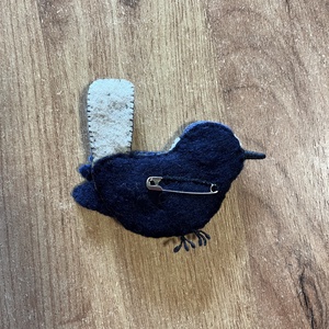 Hímzett kék cimege - ékszer - kitűző és bross - Meska.hu