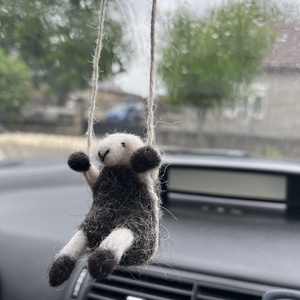 Visszapillantóra akasztható tűnemez bari figura - Meska.hu