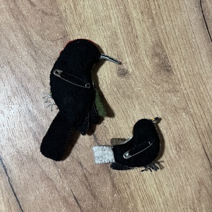 Hímzett madarak - ékszer - kitűző és bross - Meska.hu