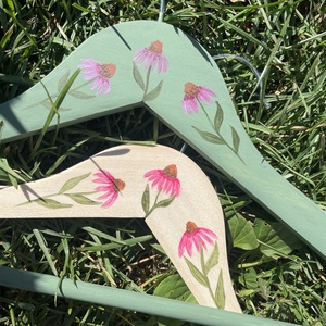 Kas virágos festett vállfa - esküvő - ruha - vállfa - Meska.hu