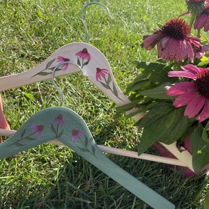 Kas virágos festett vállfa - esküvő - ruha - vállfa - Meska.hu